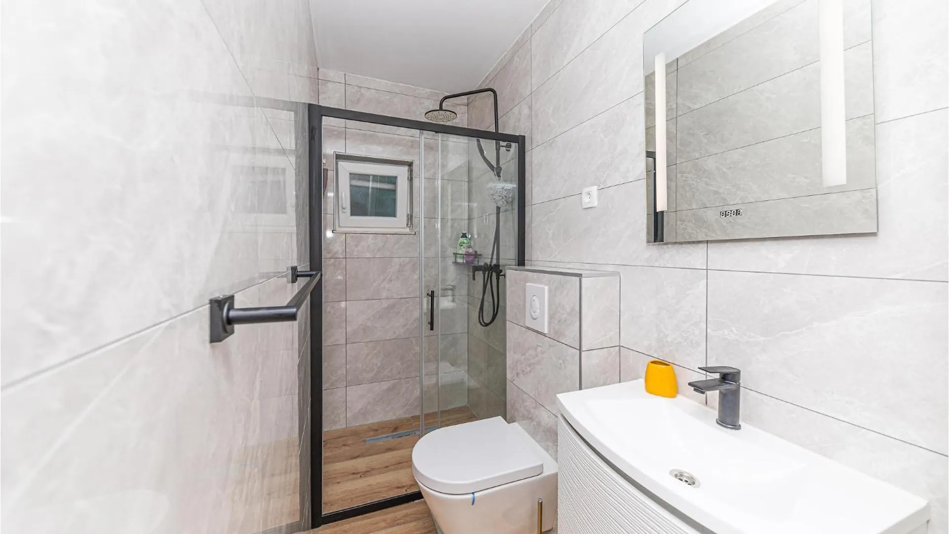 Cozy Apartment In Okrug Donji With Kitchen Donji Okrug