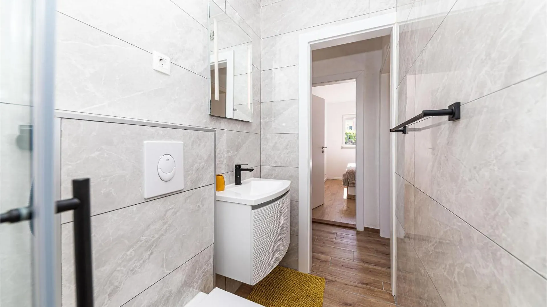 Cozy Apartment In Okrug Donji With Kitchen Donji Okrug